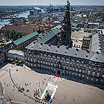 I maj sidste år rullede frivillige fra Greenpeace og Fossilfri Fremtid et kæmpe banner ud foran Christiansborg med beskeden "Stop drilling - Stop Hejre". Det skete i protest mod Danmarks tilladelse til at begynde helt ny olie-produktion i Hejre-feltet i Nordsøen.