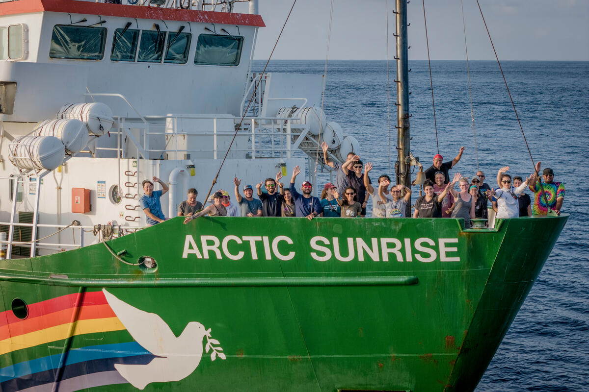 Crew Onboard Arctic Sunrise in the Pacific Ocean. © Tomás Munita / Greenpeace Arctic Sunrise på forskningsekspedition nær Galapagosøerne. © Tomás Munita / Greenpeace