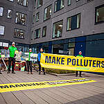 I november sidste år placerede Greenpeace-aktivister ødelagte ejendele fra klimakatastrofer rundt om i verden foran TotalEnergies danske hovedkontor i Esbjerg. Aktionen skulle minde oliegiganten om dens klimaansvar. På bannerne står der “klimaansvar leveret til døren” og “make polluters pay”.