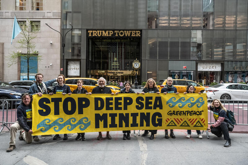 Greenpeace-protest mod dybhavsminedrift og Trump.