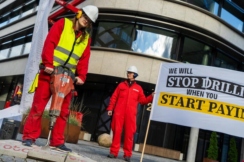 Oliegiganterne skal betale! Greenpeace afleverer gigantisk klimaregning foran TotalEnergies’ kontor 