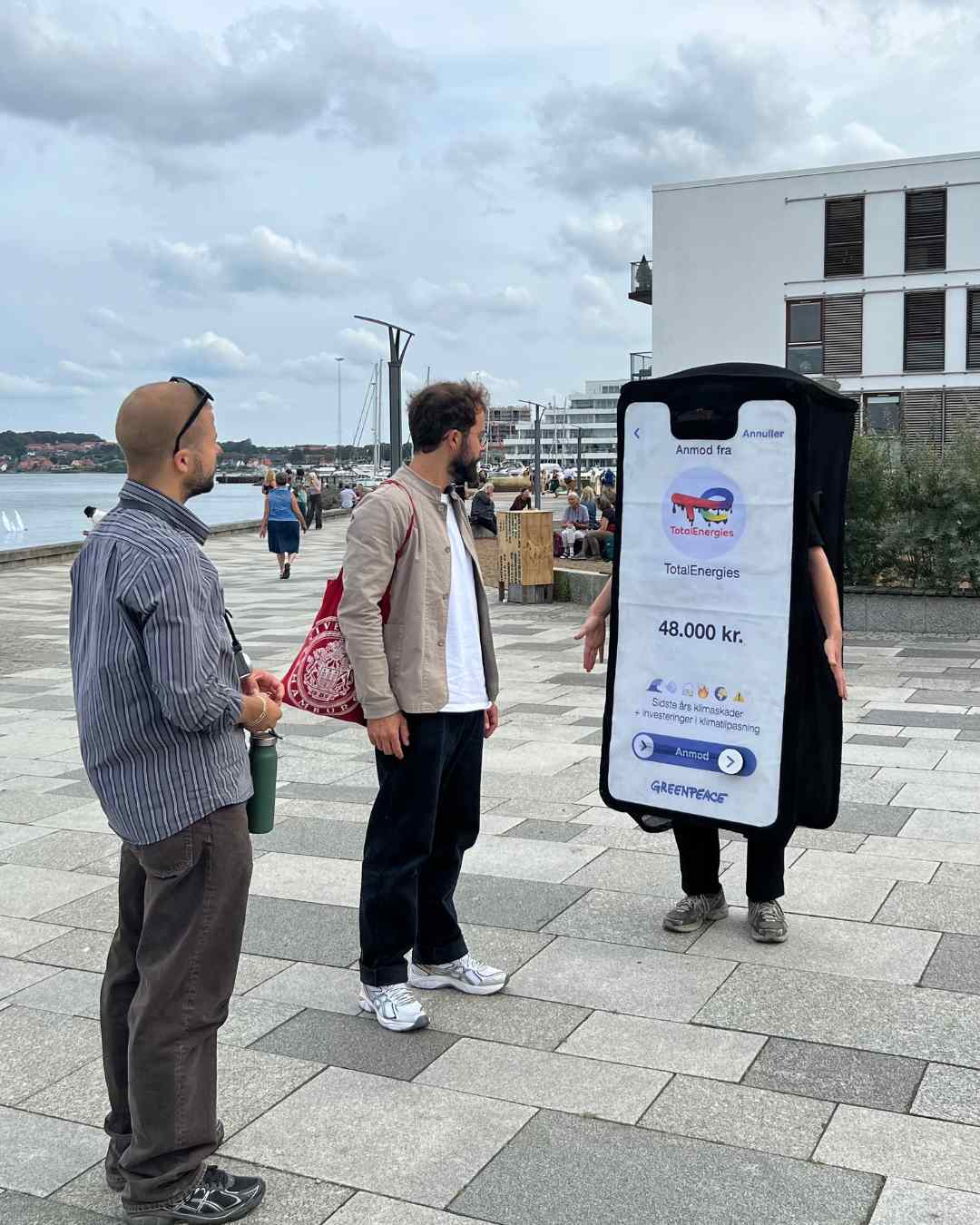Greenpeaces mobilkostume er ude at tale med folk på gaden om klimaskader, og hvad de ellers kunne tænke sig at bruge 48.000 kroner til.