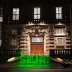 "Sejr - Hejre-feltet er ulovligt". Greenpeace fejrede Hejre-sejren med en projektion på Christiansborg.