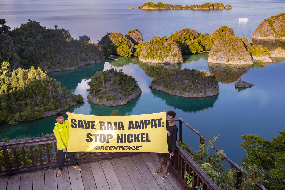Photo Opp in Piaynemo, Raja Ampat Regency. © Nita / Greenpeace