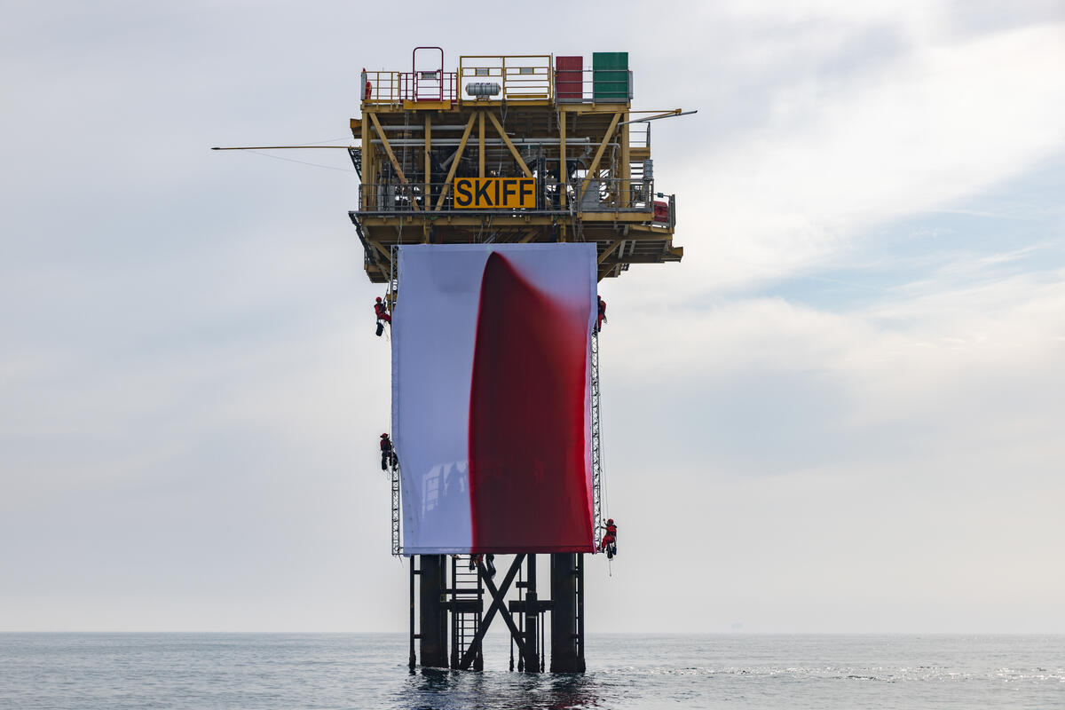 Activists Install BUTCHERED by Anish Kapoor onto Active Shell Platform in the North Sea. © Andrew McConnell / Greenpeace