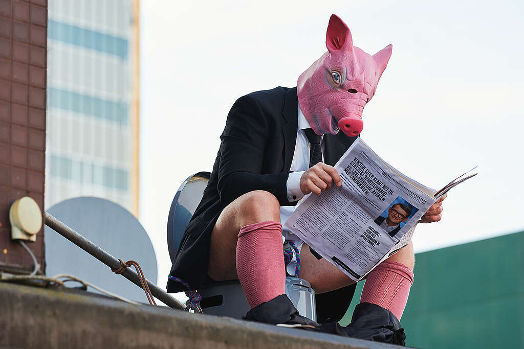Aktion Piggy foran Landbrug & Fødevarer. Skidende grise og advarselsskilte sundhedsskadelig lobbyisme, der går i drikkevandet