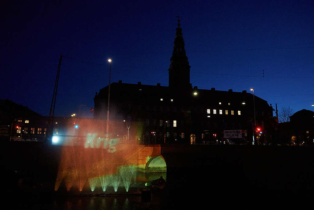 Greenepace laver lys projektion imod olie ved Christiansborg