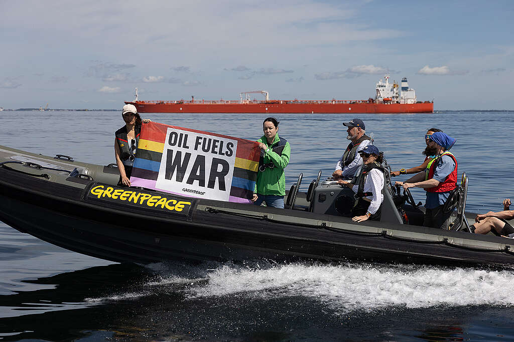 Greenpeace protester imod den russiske skyggeflåde i Østersøen Greenpeace protester imod den russiske skyggeflåde i Østersøen