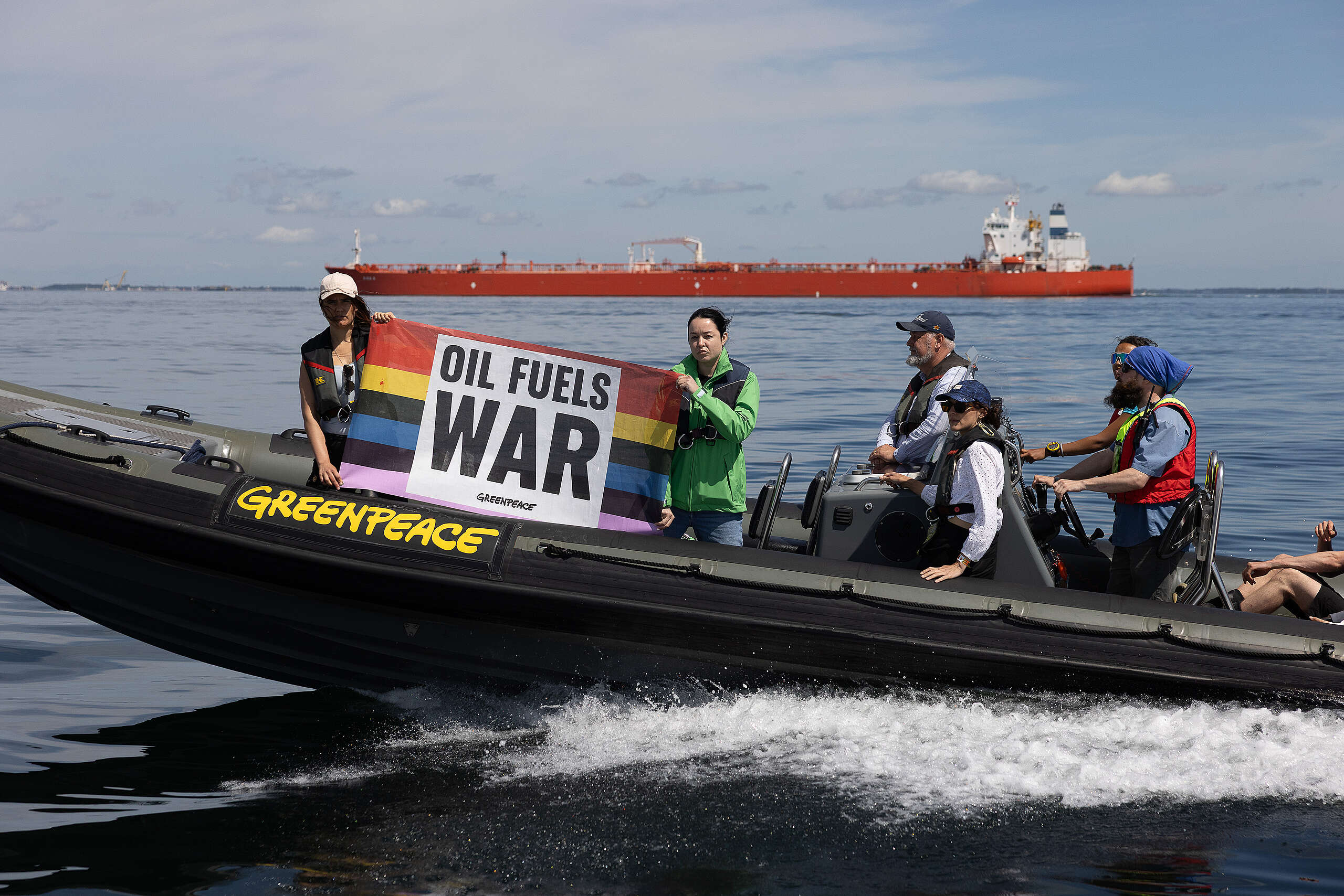 Russisk krigsskib afbrød Greenpeace-protest med danske, svenske og tyske politikere i gummibådene