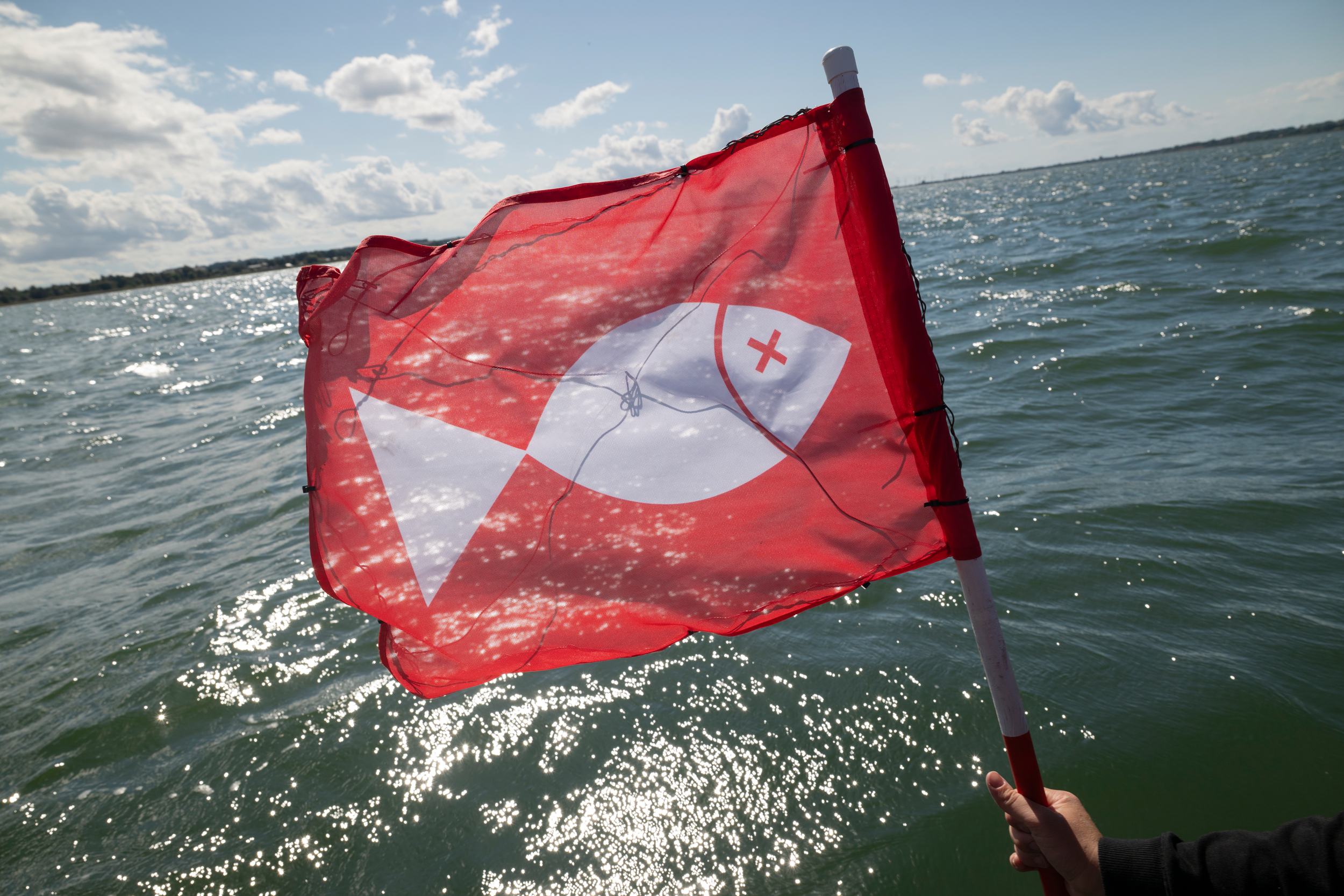 Greenpeace lancerer rødt badeflag for fisk på iltsvindsekspedition