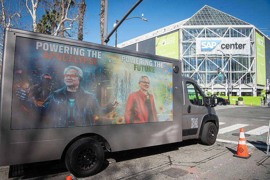 På åbningsdagen for Nvidias GTC-konference kørte Greenpeace USA en lastbil med et tredobbelt billboard direkte op for at levere et klart budskab til administrerende direktør Jensen Huang: "Hey Jensen, dine grafikprocessorer, der driver AI-boomet, er ved at overophede. Det er planeten også."