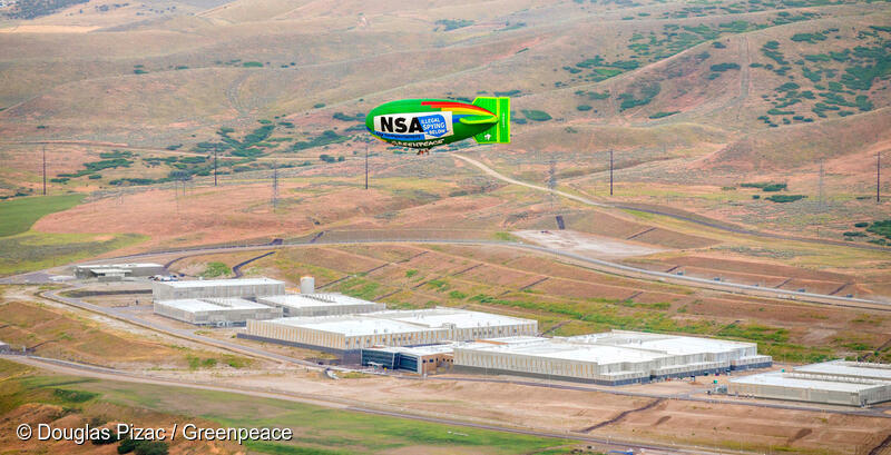 Greenpeace luftskib på 135 fod fluver over NSA's datacenter i Bluffdale, Utah i protest mod regeringens ulovlige masseovervågningsprogram.