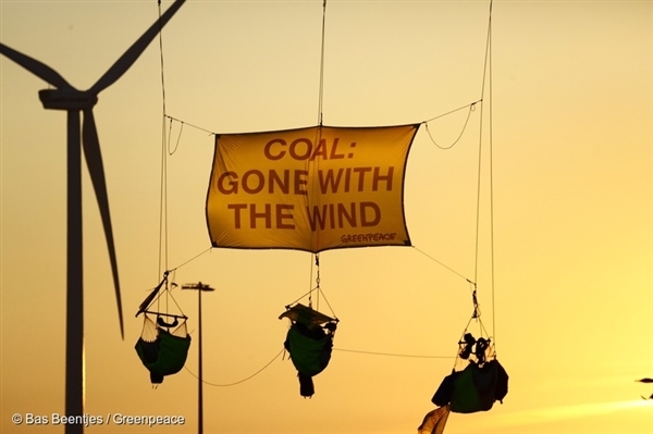 Greenpeace activists block the coal ship ‘Paquis’ in the Netherlands in 2016.
