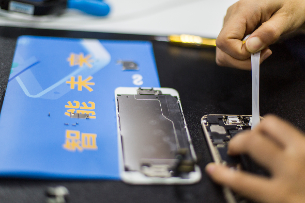 Greenpeace Smartphone Repair Cafe in Beijing. © Wendi Wu / Greenpeace