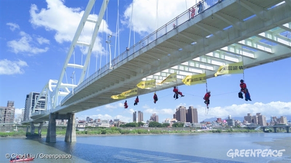  Protesters dangle from a bridge in New Taipei City to protest the construction of a new coal-fired power plant in Shen Ao, Taiwan.