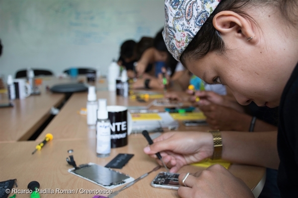 A group of volunteers takes a smartphone repair class at the Greenpeace Mexico office given by a local repair group, Fix Friends. Greenpeace is working with a wide movement of creatives, tech lovers, and activists to redefine innovation and call on the electronics industry to create truly smart gadgets: repairable, durable, clean and toxic free.