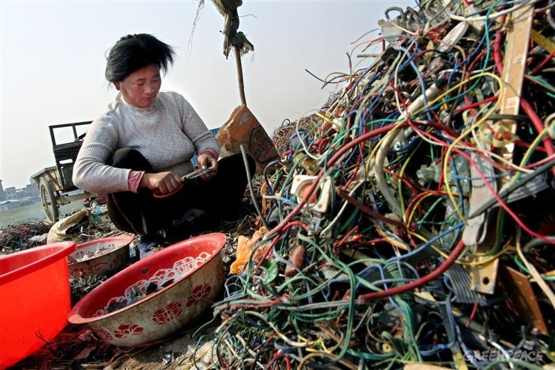 Chinese worker in Guiyu