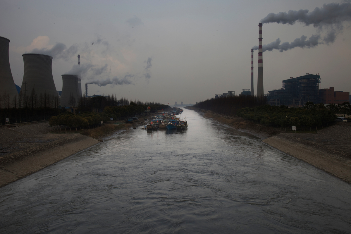 Factories along the Yangtze River. © Lu Guang / Greenpeace