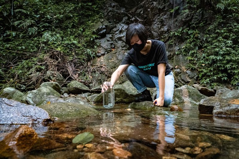 Greenpeace collected water samples for testing the quantity of microplastics in the countryside streams of Hong Kong.  © Greenpeace / Chilam Wong