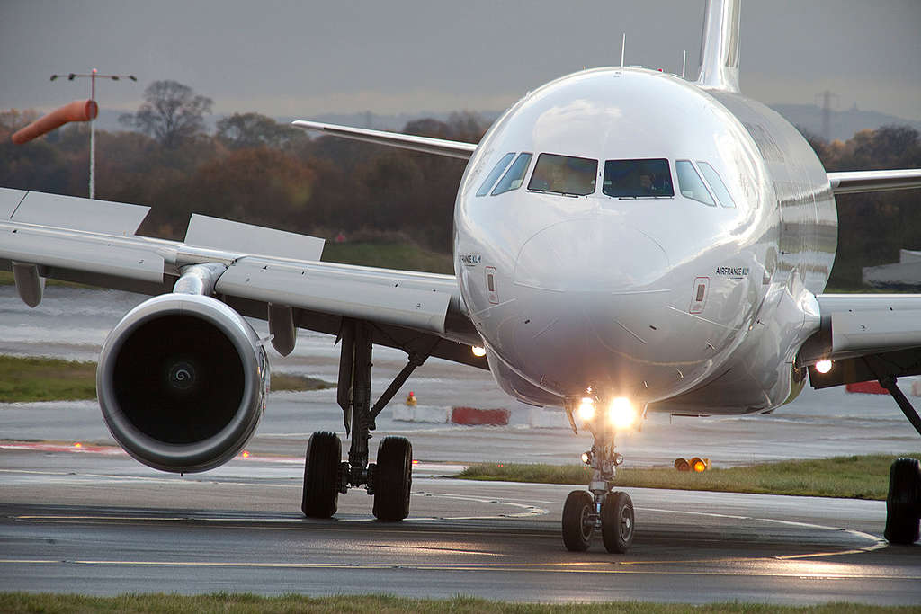 Manchester Airport in the UK. © Steve Morgan / Greenpeace