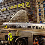 EU-Mercosur: Greenpeace sprays EU trade council with ‘pesticides’