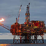 View of the TAQA operated Cormorant North Platform in the Cormorant oil field in the UK part of the North Sea.
Blick auf die von TAQA betriebene, Cormorant North Ölplattform im britischen Teil der Nordsee im Cormorant Ölfeld.