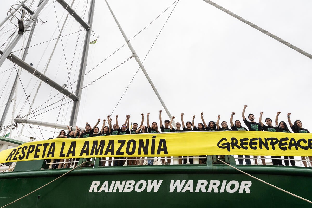 Rainbow Warrior in Colombia Demands Protection of the Amazon. © Diana Rey Melo / Greenpeace