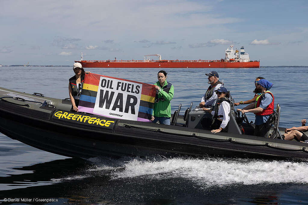 Fact-Finding Mission on Russia's Shadow Fleet in the Baltic SeaRecherchetour von Greenpeace und Politiker:innen zur russischen Schattenflotte