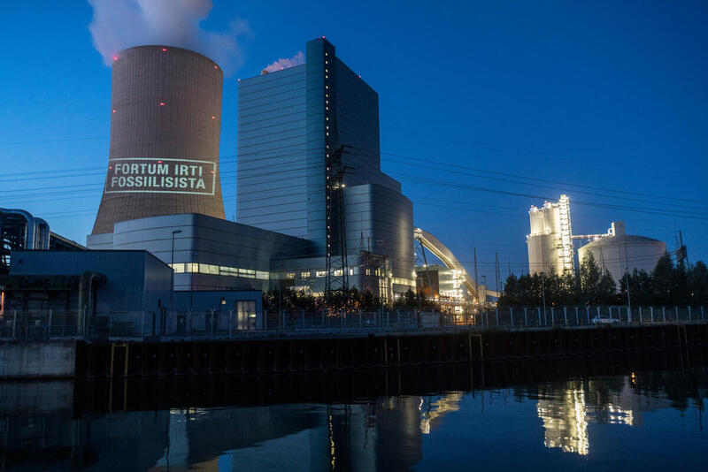 Greenpeacen aktivistit heijjastivat Datteln 4 -hiilivoimalan piippuun tekstin "fortum irti fossiilisista".