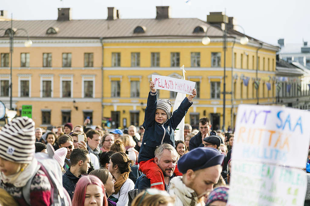 Suuri väkijoukko ilmastomarssilla Helsingin keskustassa syksyllä 2018.