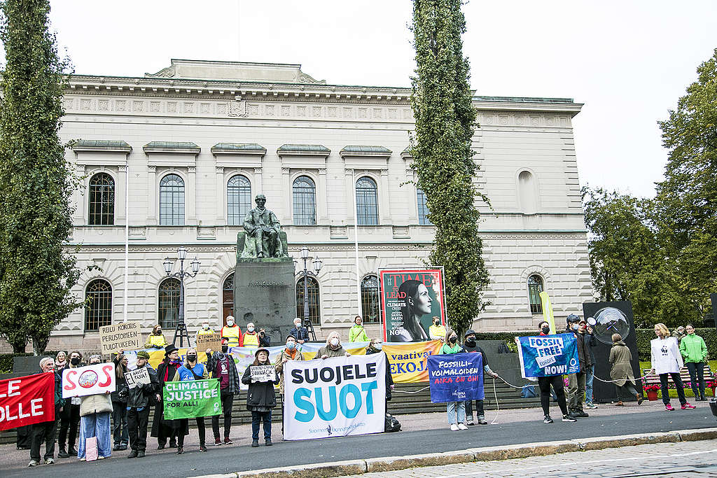 Ympäristöjärjestöjen mielenoisoitus Suomen Pankin edustalla.