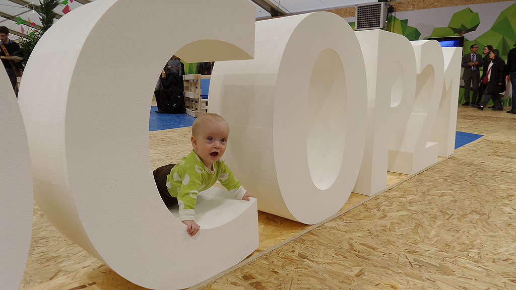 Pieni lapsi COP21 ilmastokokouksessa.