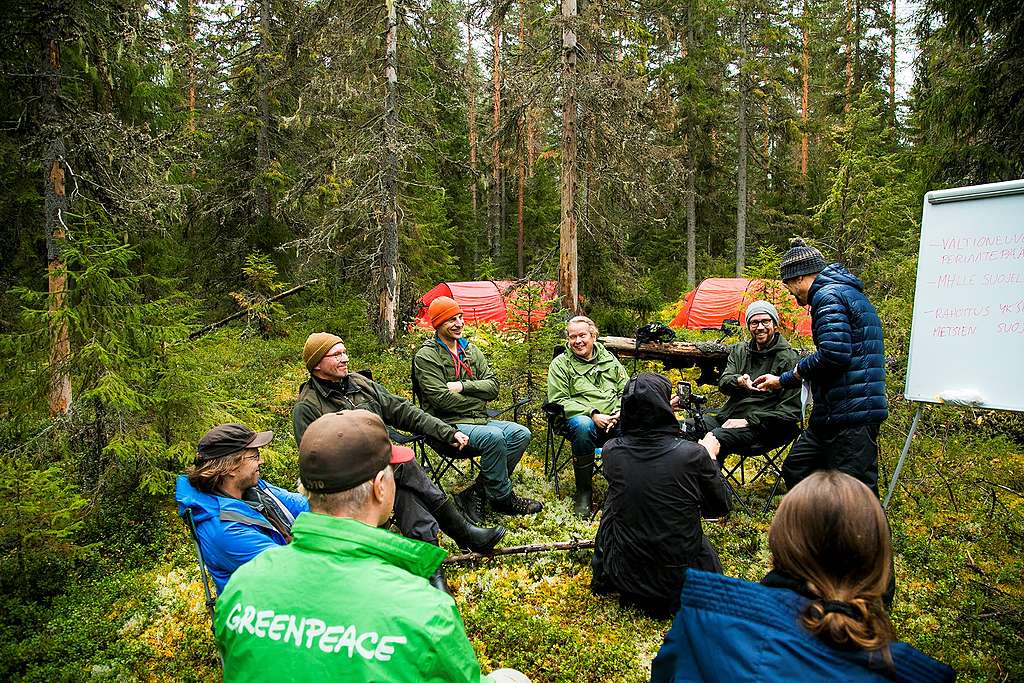 Kartoittajia luonnonmetsässä Riuttaskorvella.