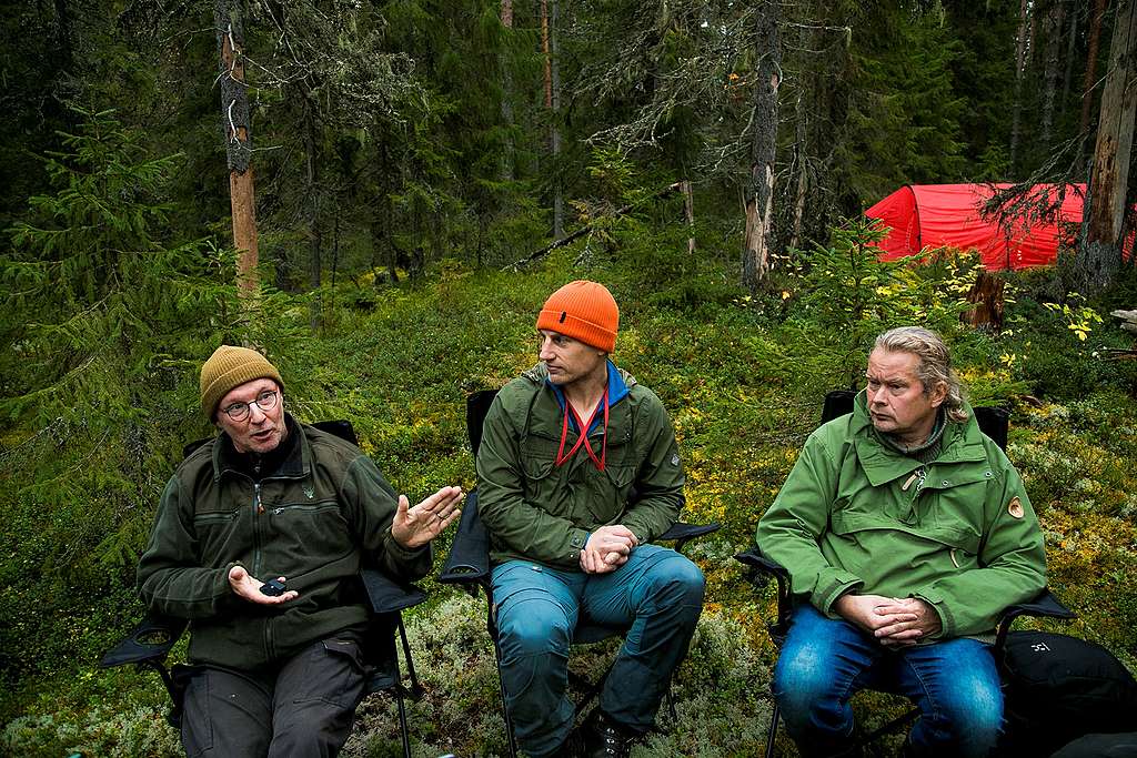 Kolme luonnonmetsätyöryhmän kartoittajaa.