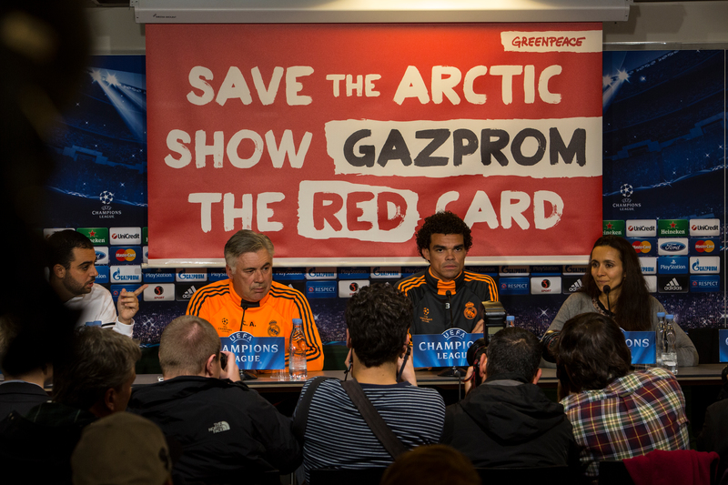 Greenpeacen banderolli jalkapallokisoissa, jossa lukee "save the arctic, show Gazprom the red card".