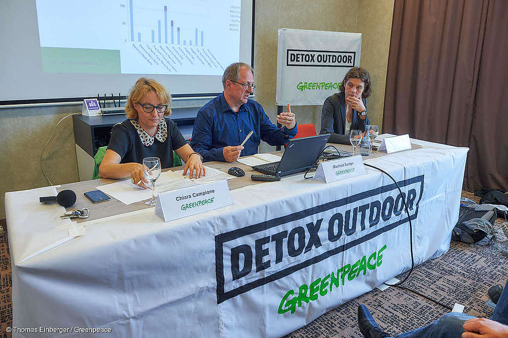 Greenpeacen tiimin jäseniä esittelemässä pfas-raporttinsa tuloksia.