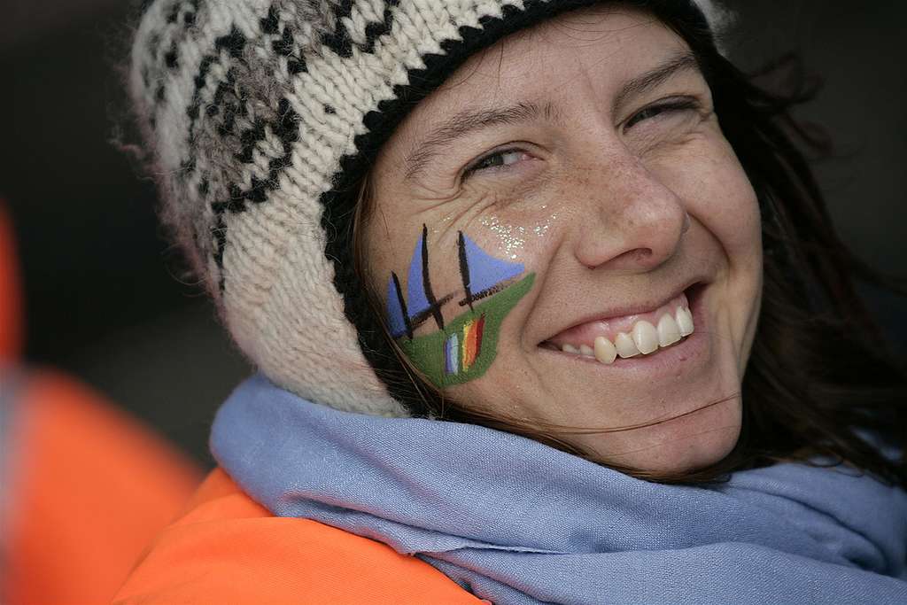 Tukijoiden sitouttajaksi Greenpeacelle Greenpeacen tiimin jäsen, jonka poskessa on Greenpeacen laivasta tehty kasvomaalaus.