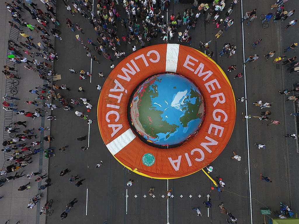 Mielenosoittajia Mexico Cityssä vuonna 2019. Kuva on otettu ylhäältä ja kuvan keskiössä on ympyrän muotoinen banderolli, jossa teksti "emergecia climatica" sekä maapallon kuva.