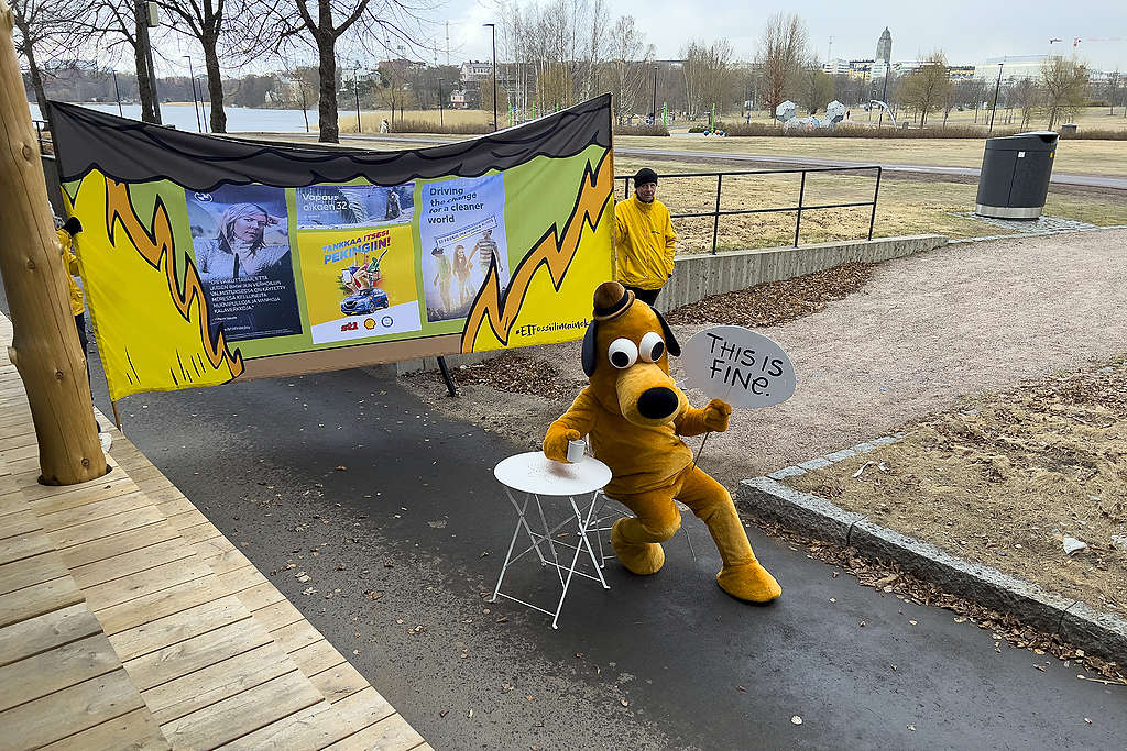 This is fien -meemikoira vuoden huiput gaalan sisäänkäynnin luona.