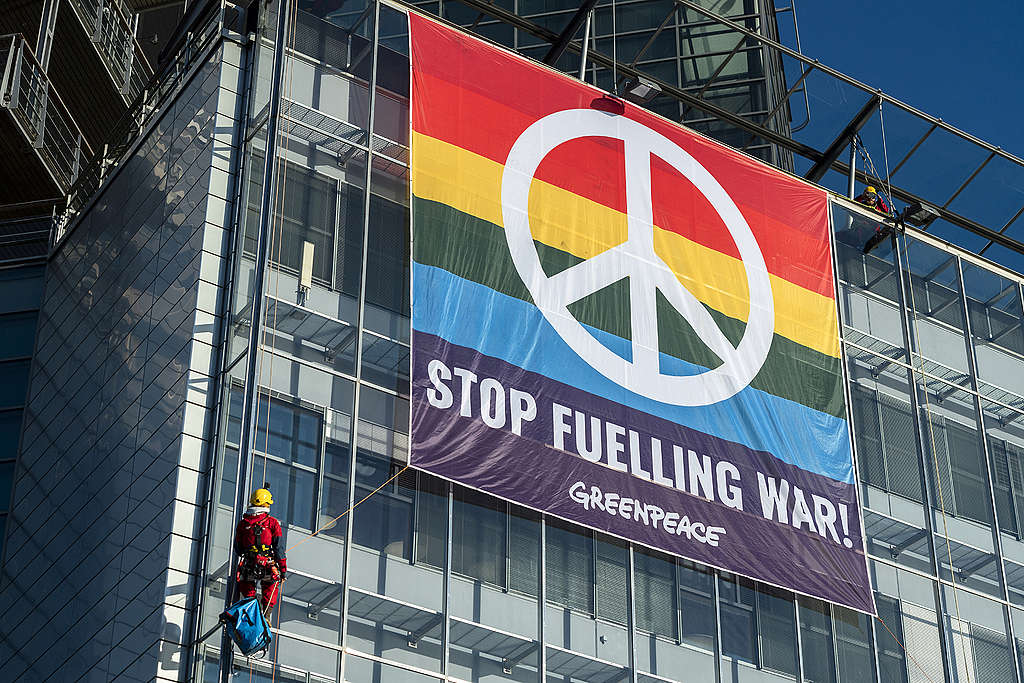 Greenpeacen kiipelijät ripustivat 14.5. banderollin Fortumin pääkontorille, jossa on rauhanmerkki, sekä teksti "stop fuelling war".