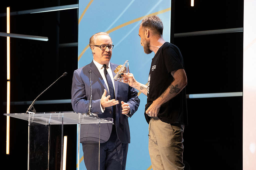 Greenpeacen aktivisti Gustav Martner palautti Cannes Lionsin avajaisissa palkinnon, jonka oli voittanut samasta tapahtumasta fossiilimainonnalla vuonna 2007