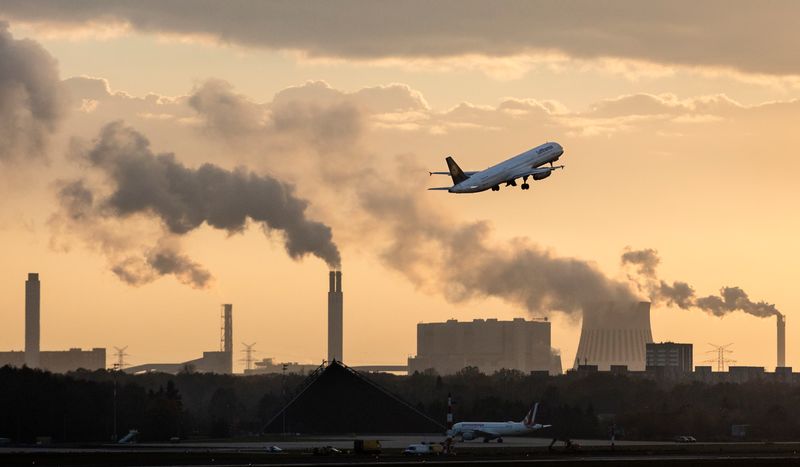 Lufthansan kone lähdössä lentoon Tegelin lentokentältä. Taustalla näkyy paljon savupiippuja.