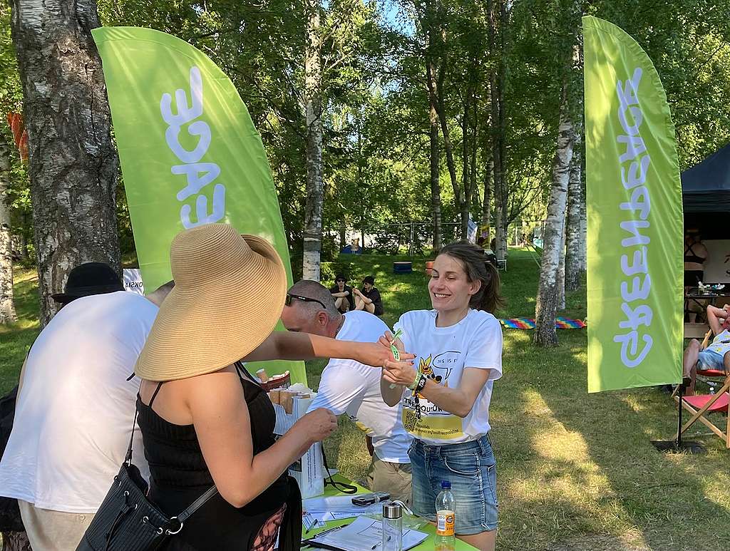 Ihmisiä Greenpeacen teltalla Provinssirockissa 2022.