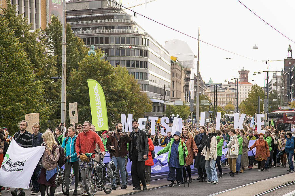 Tuhansia ihmisiä metsämarssilla Helsingissä 24.9.2022. Kuvassa on esimerkiksi Greenpeacen, metsäliikkeen ja Maan ystävien tunnuksia. 