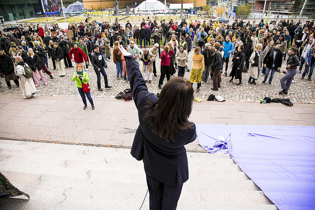 Väkijoukko kokoontui eduskuntatalon edessä metsämarssilla.