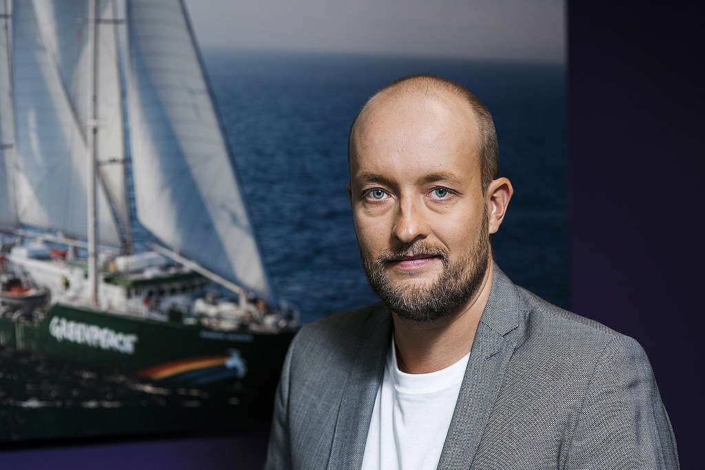 Greenpeacen maajohtaja Touko Sipiläinen syyskuussa 2022. Kuvan taustalla näkyy Greenpeacen laiva Rainbow Warrior.