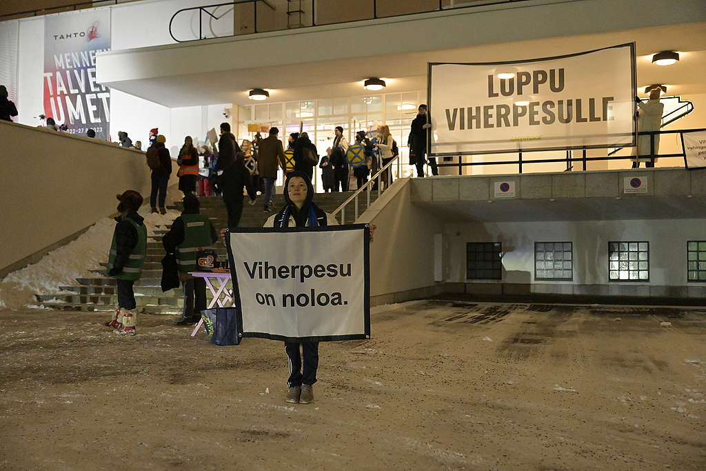 Greenpeacen ja Elokapinan mielenosoitus TAHTO-museolla. Mieleonosoittajilla on banderolleja, joissa lukee "loppu viherpesulle" sekä "Viherpesu on noloa."