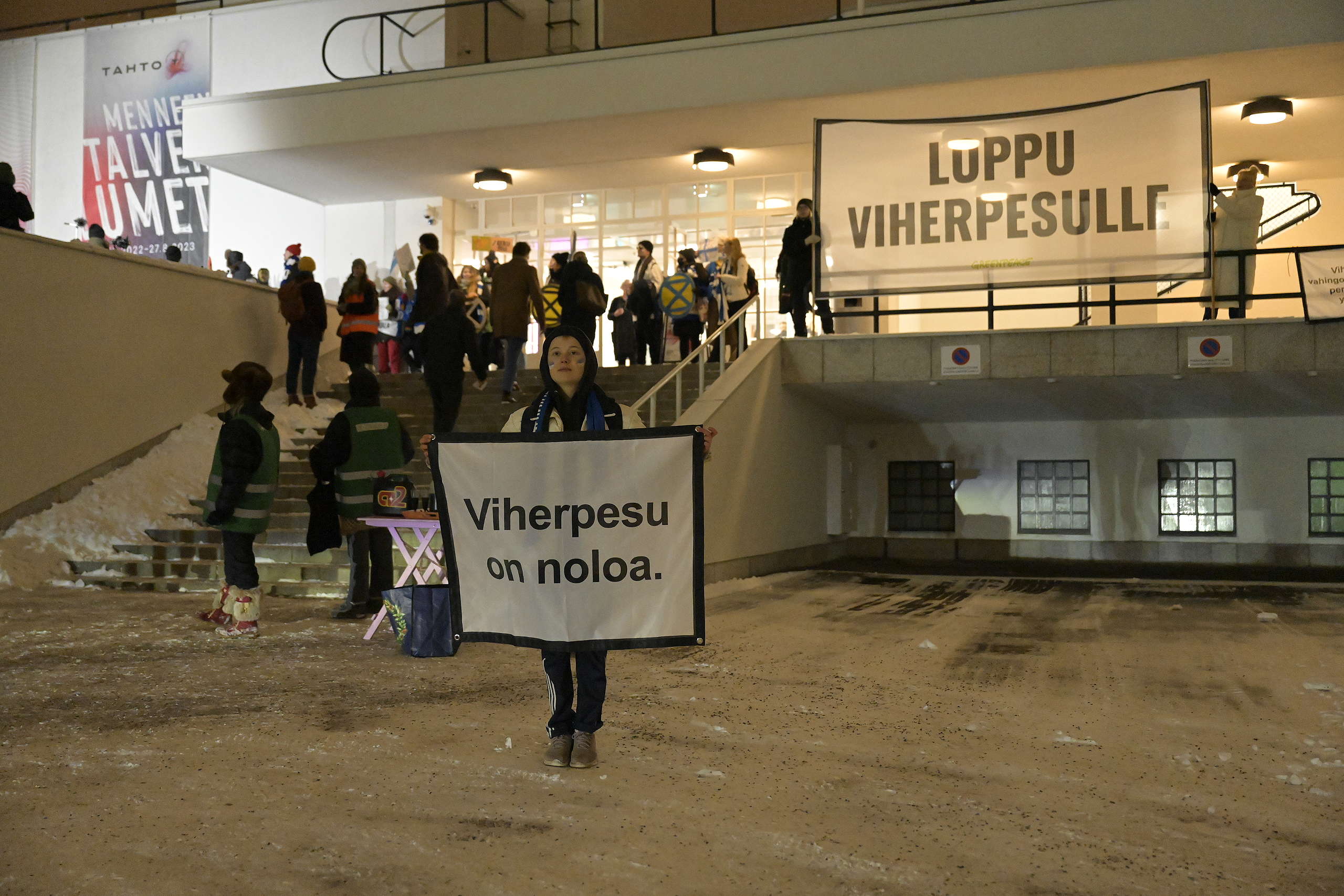 Elokapinan ja Greenpeacen mielenosoitus Tahto-museolla. Mielenosoittajien banderolleissa lukee "Loppu viherpesulle" ja "Viherpesu on noloa."
