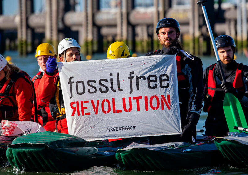Blockade of Shell's Harbour in RotterdamGreenpeace Nederland en activisten uit Europa blokkeren toegang tot de Tweede Petroleumhaven in Pernis