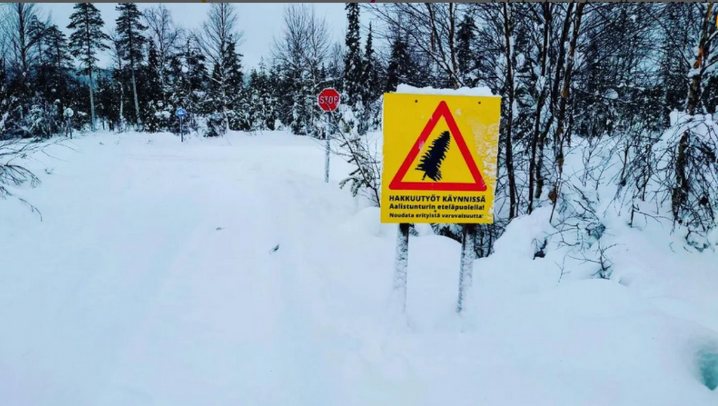Kyltti tien vieressä, joka ilmoittaa hakkuutöistä Aalistunturin eteläpuolella. Kuvassa kyltti, jossa teksti "Hakkuutyöt käynnissä Aalistunturin eteläpuolella! Noudata erityistä varoivaisuutta".